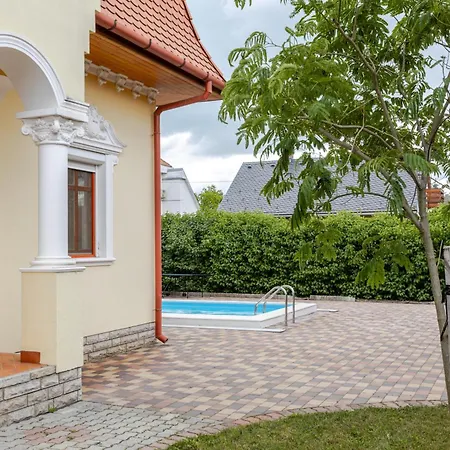 Villa Golden Bridge Deluxe - 4br, Terrace, Bar, Privat Pool, Grill, Pet Friendly Balatonfured