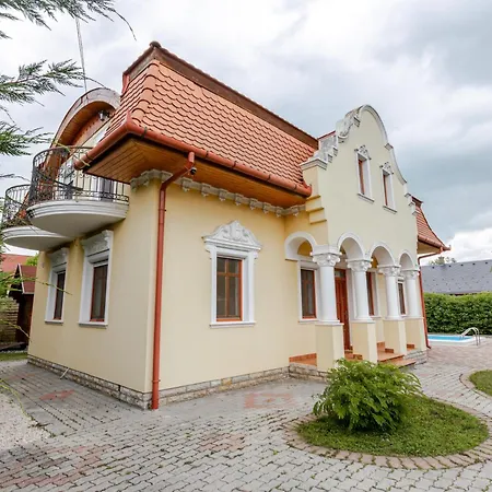 Golden Bridge Deluxe - 4br, Terrace, Bar, Privat Pool, Grill, Pet Friendly Villa Balatonfured