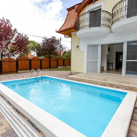 Golden Bridge Deluxe - 4br, Terrace, Bar, Privat Pool, Grill, Pet Friendly * Balatonfured