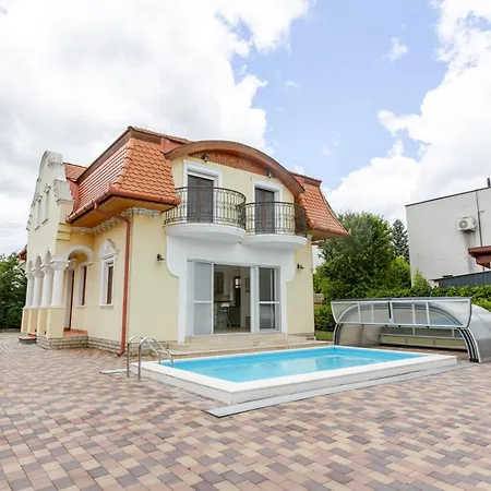 Golden Bridge Deluxe - 4br, Terrace, Bar, Privat Pool, Grill, Pet Friendly Villa Balatonfured