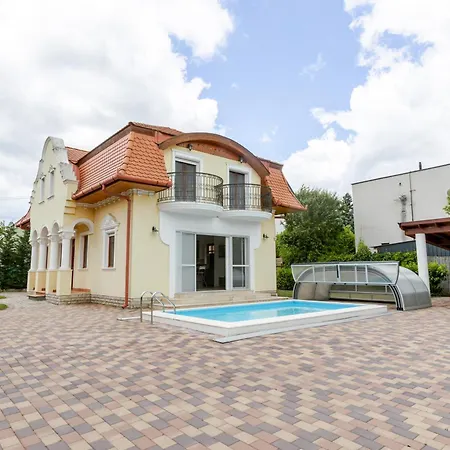 Golden Bridge Deluxe - 4br, Terrace, Bar, Privat Pool, Grill, Pet Friendly * Balatonfured