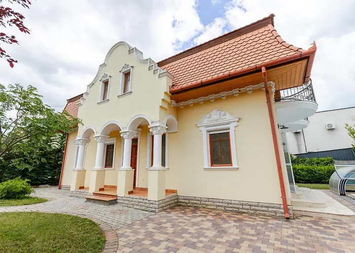 Golden Bridge Deluxe - 4br, Terrace, Bar, Privat Pool, Grill * Balatonfüred